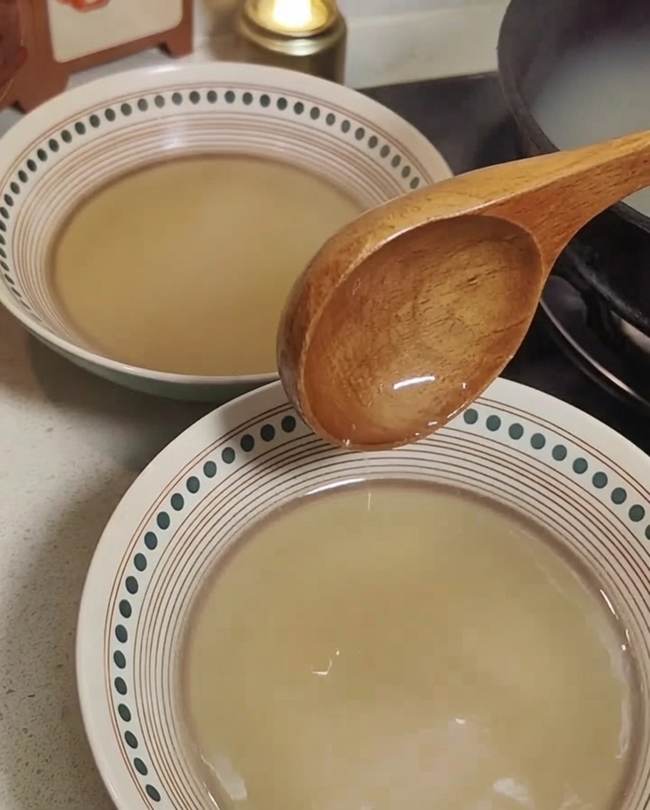 Gekochte Ramen-Nudeln werden in Schüsseln mit Ramen-Brühe gegeben.