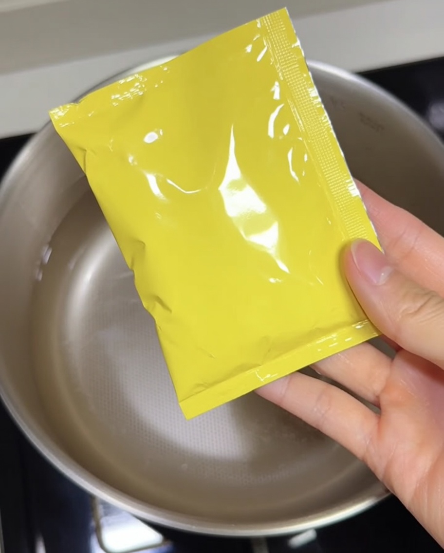 Die konzentrierte Tonkotsu-Suppenbasis wird in einen Topf gegossen.