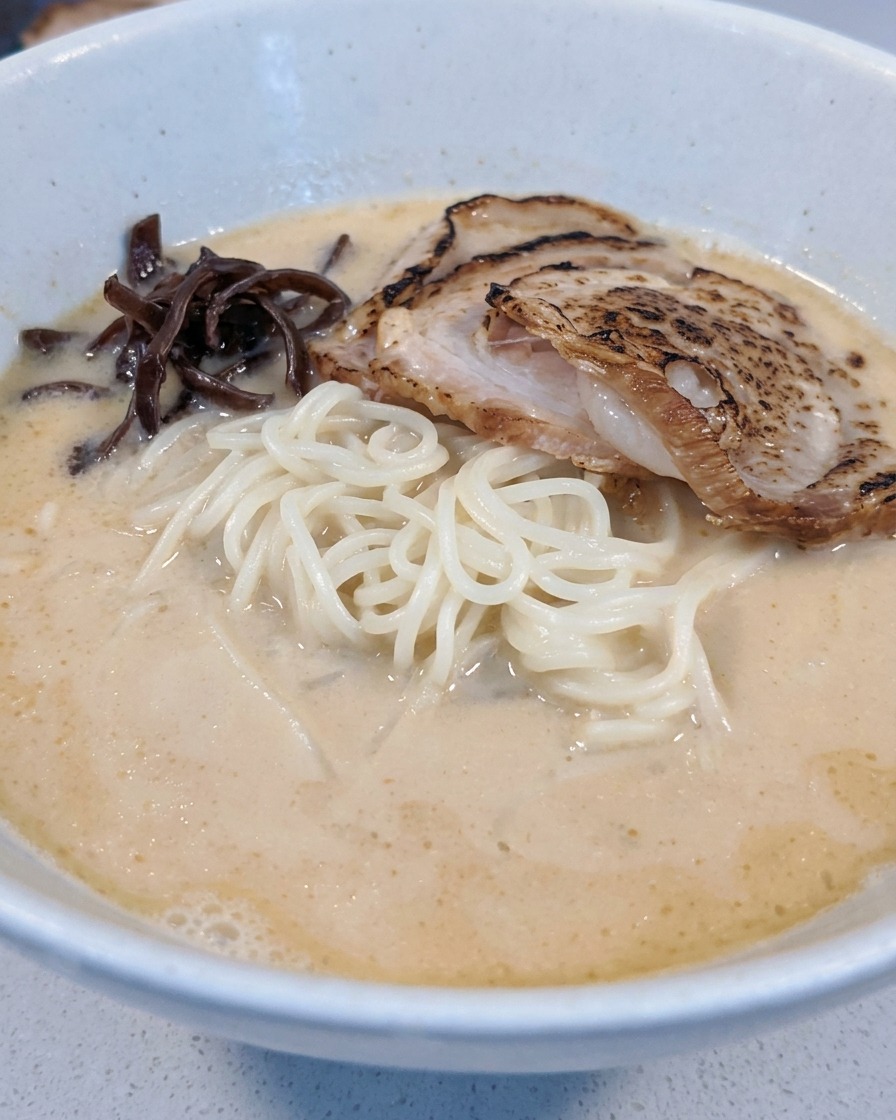 Mu-Err-Pilze und Bambussprossen werden in der Ramen-Schüssel arrangiert.