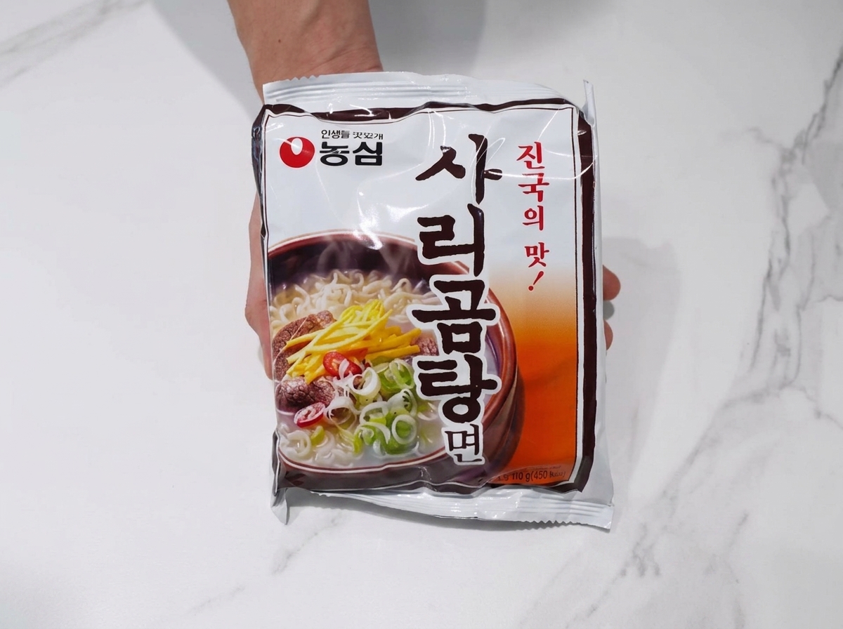 Ramen-Nudeln werden in die kochende Brühe gegeben.
