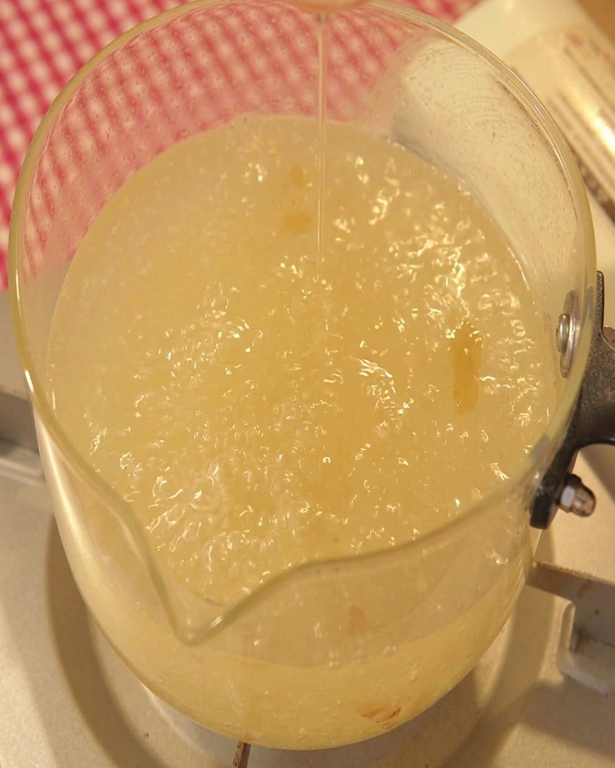 Sesamöl wird in einen Topf mit kochender Brühe gegossen.