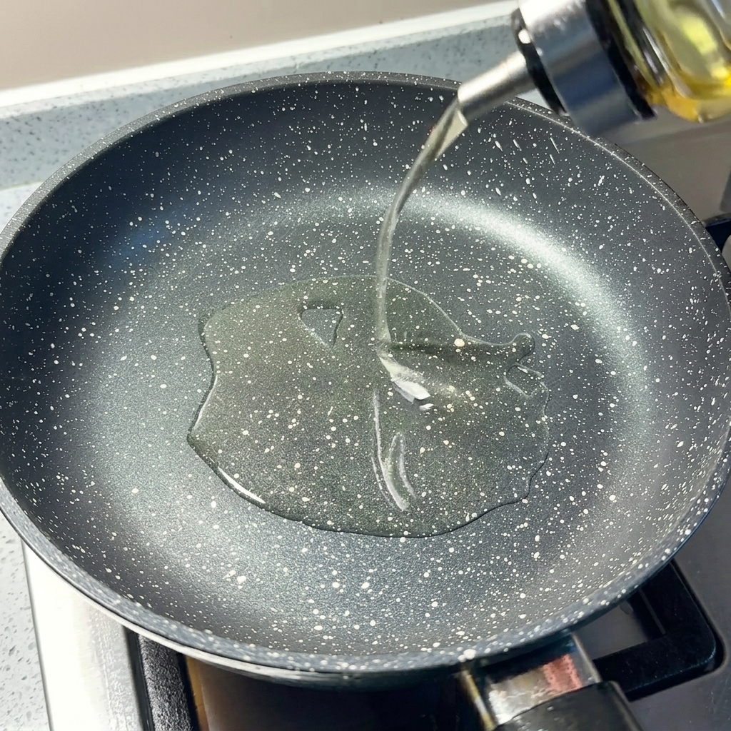 Fein gehackte grüne Frühlingszwiebeln und gehackter Knoblauch brutzeln im heißen Öl in einer Pfanne.