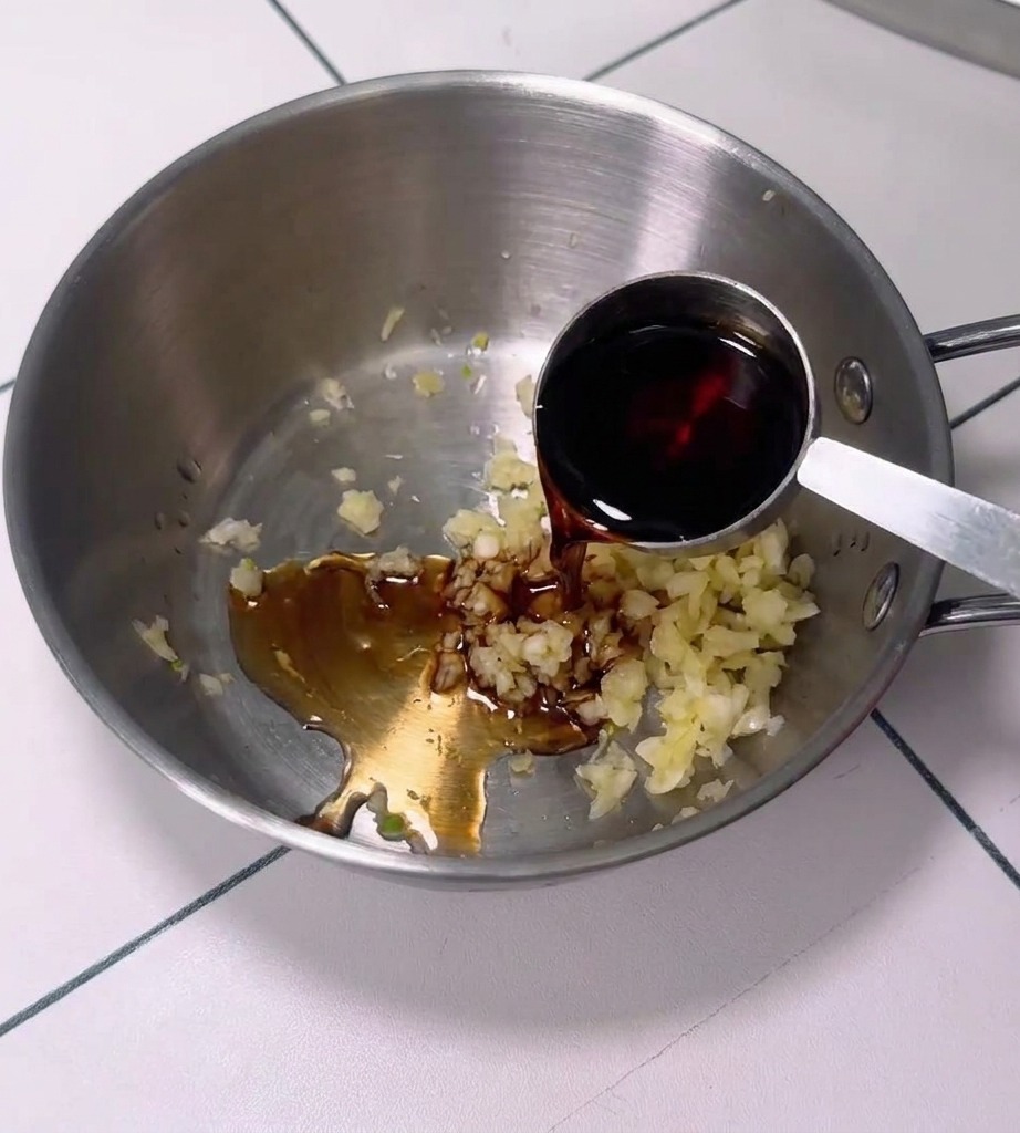 Eine Schüssel mit einer Mischung aus Knoblauch, Chilipaste und anderen Saucenzutaten.
