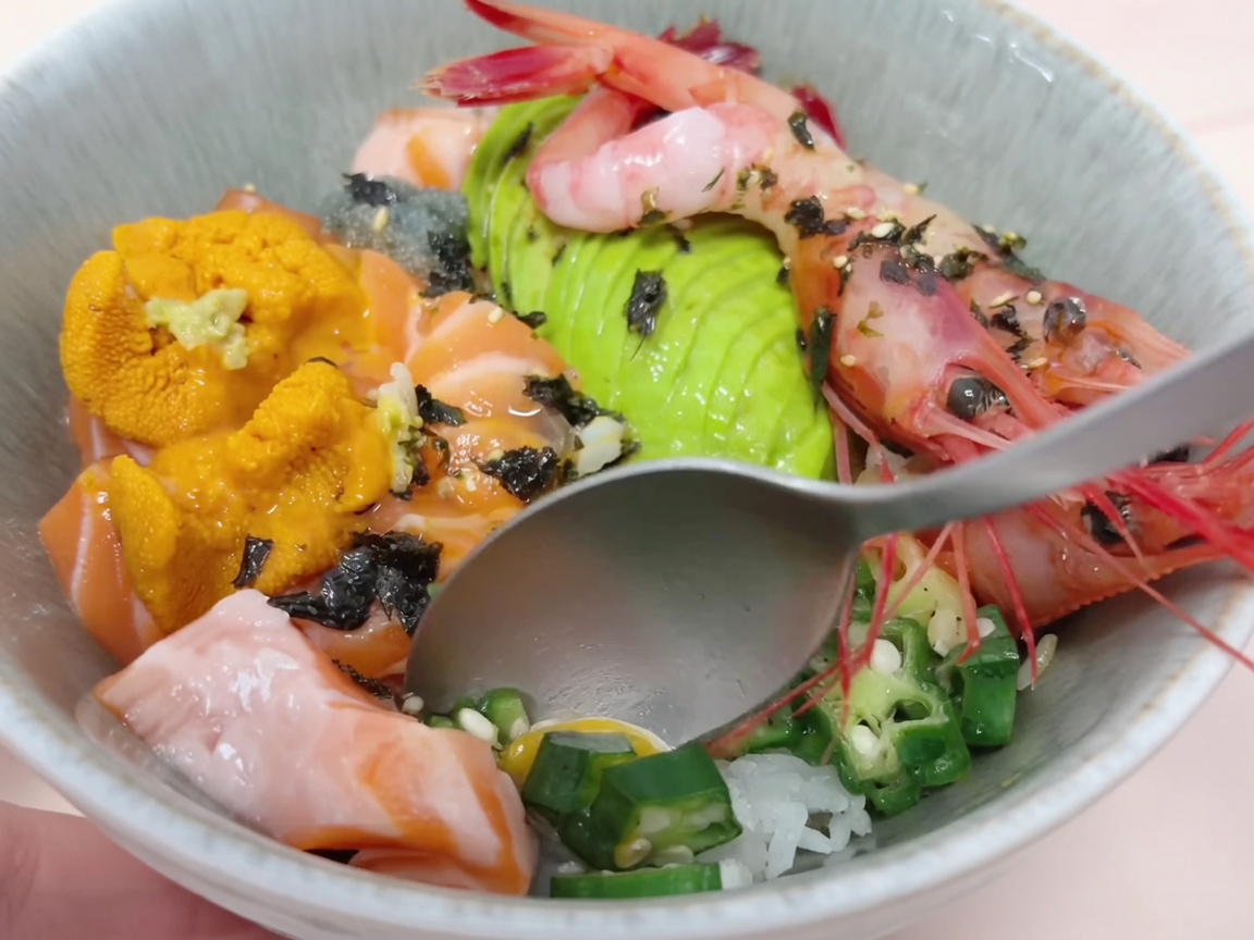 Ordentlich geschnittene Avocadostücke, bereit zum Anrichten auf der Reisschale.