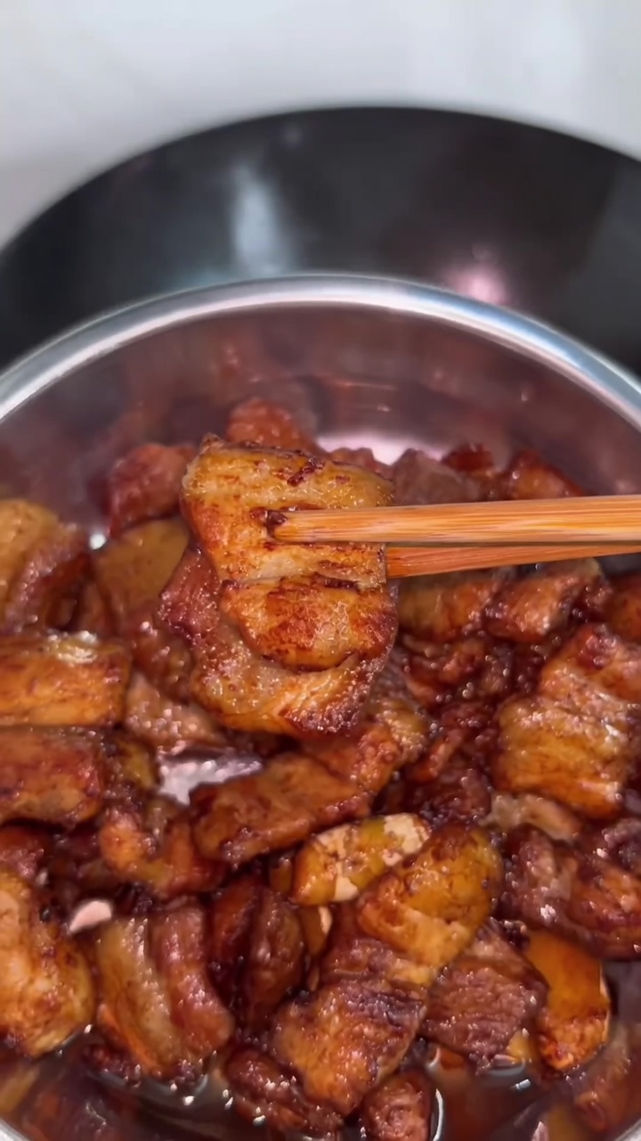 Saftige, karamellisierte Scheiben vom Schweinebauch, perfekt glasiert und servierfertig.