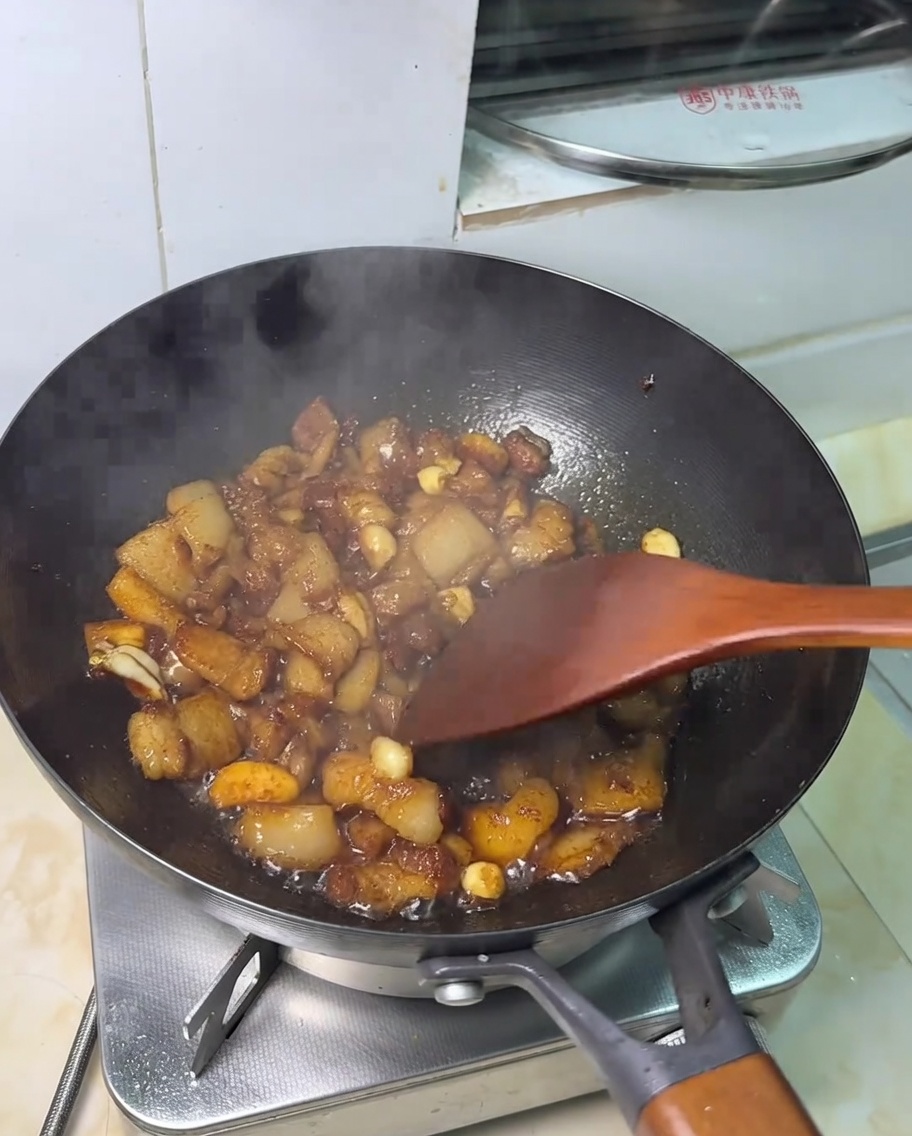 Fertiger Schweinebauch mit Sojasauce, glänzend überzogen mit einer herzhaften Glasur.