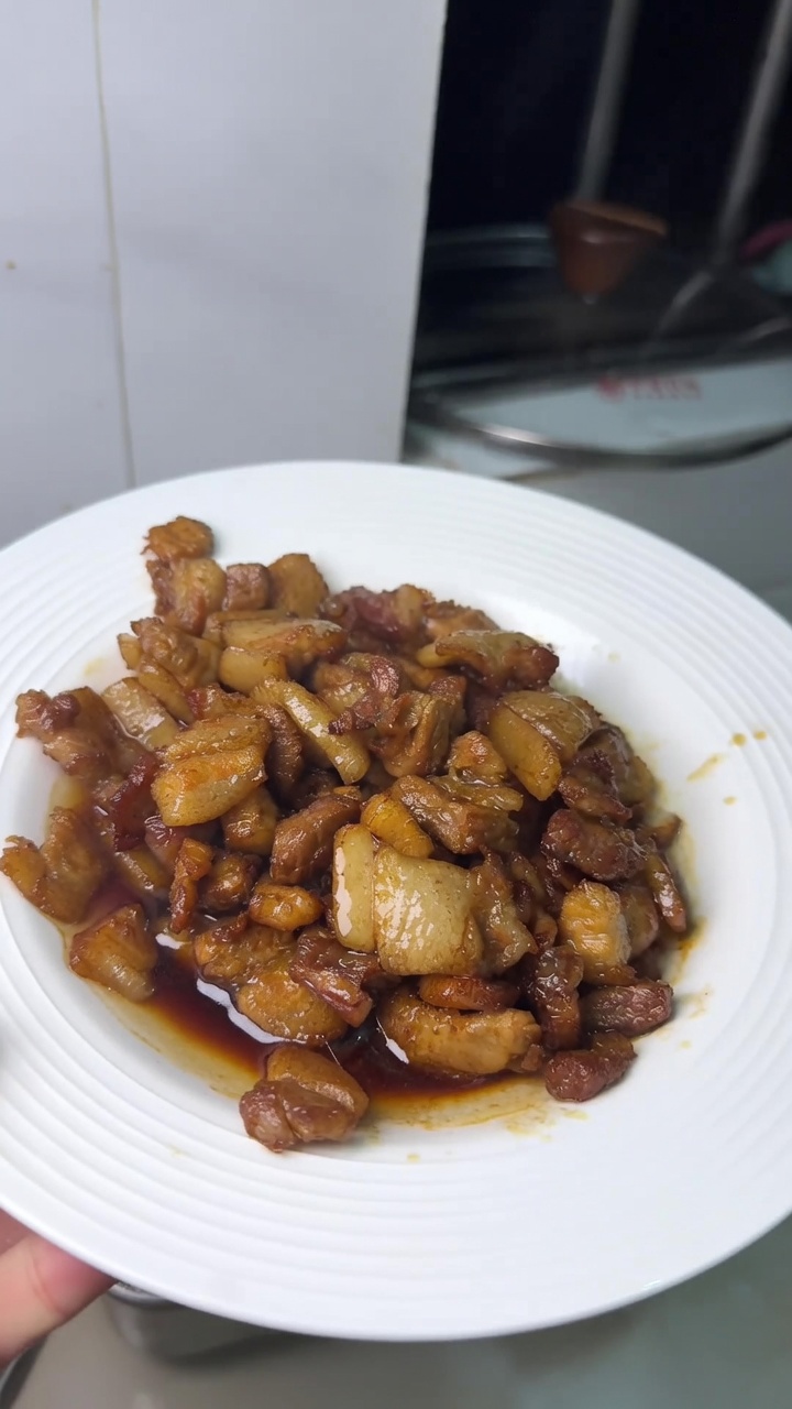 Herzhafter Schweinebauch aus der Pfanne mit Sojasauce