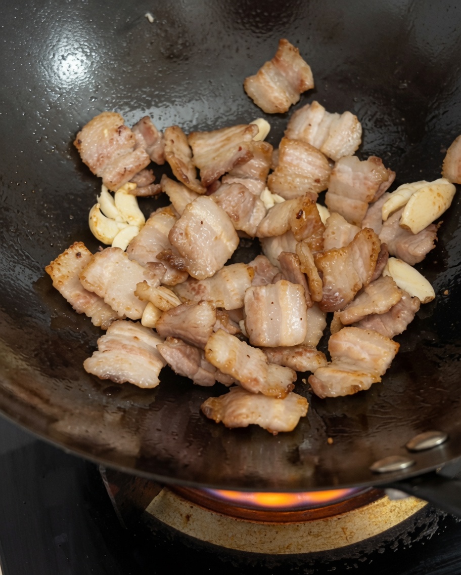 Fermentierte schwarze Bohnen werden mit Fleisch und Knoblauch vermengt.