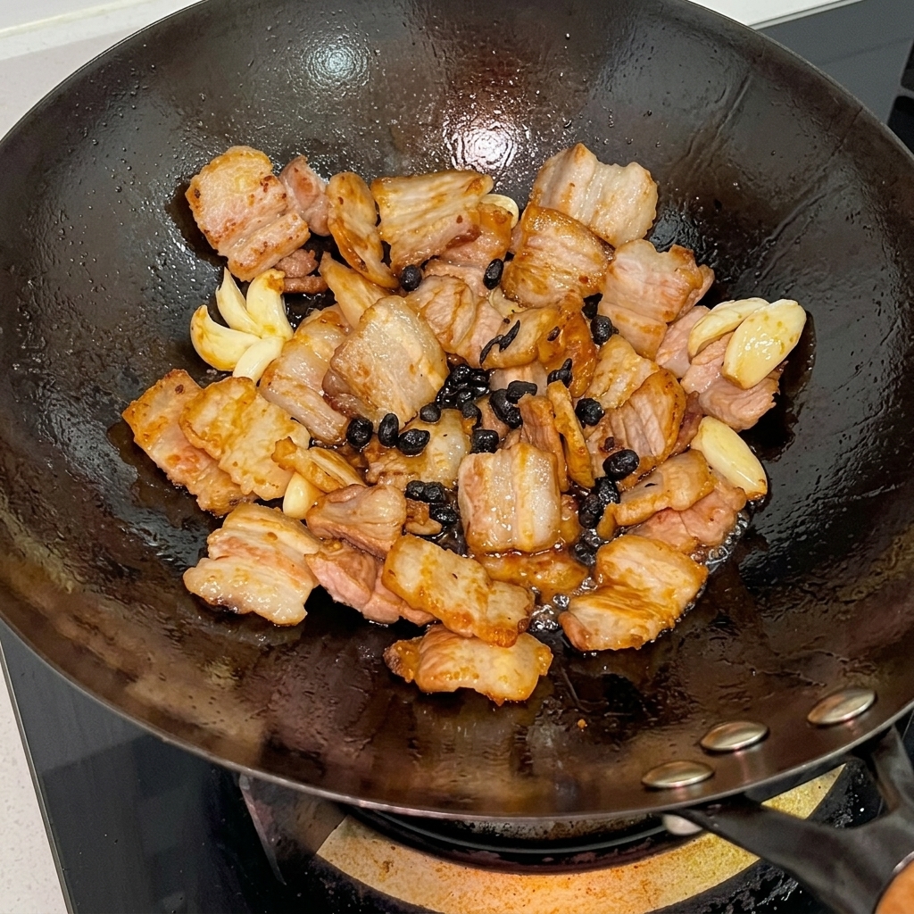 Austernsauce und Sojasaucen werden über den Schweinebauch gegossen.