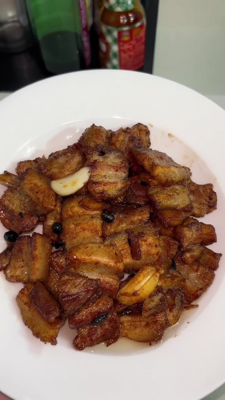 Herzhafter Schweinebauch mit Sojasauce (豉油王炒五花肉)