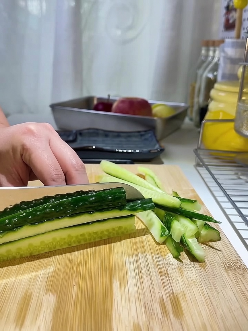 Frisch geriebene Karottenstreifen in einer Glasschüssel.