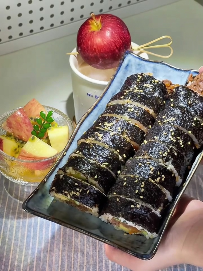 Korean Beef Gimbap mit Passionsfrucht-Apfel-Pickles