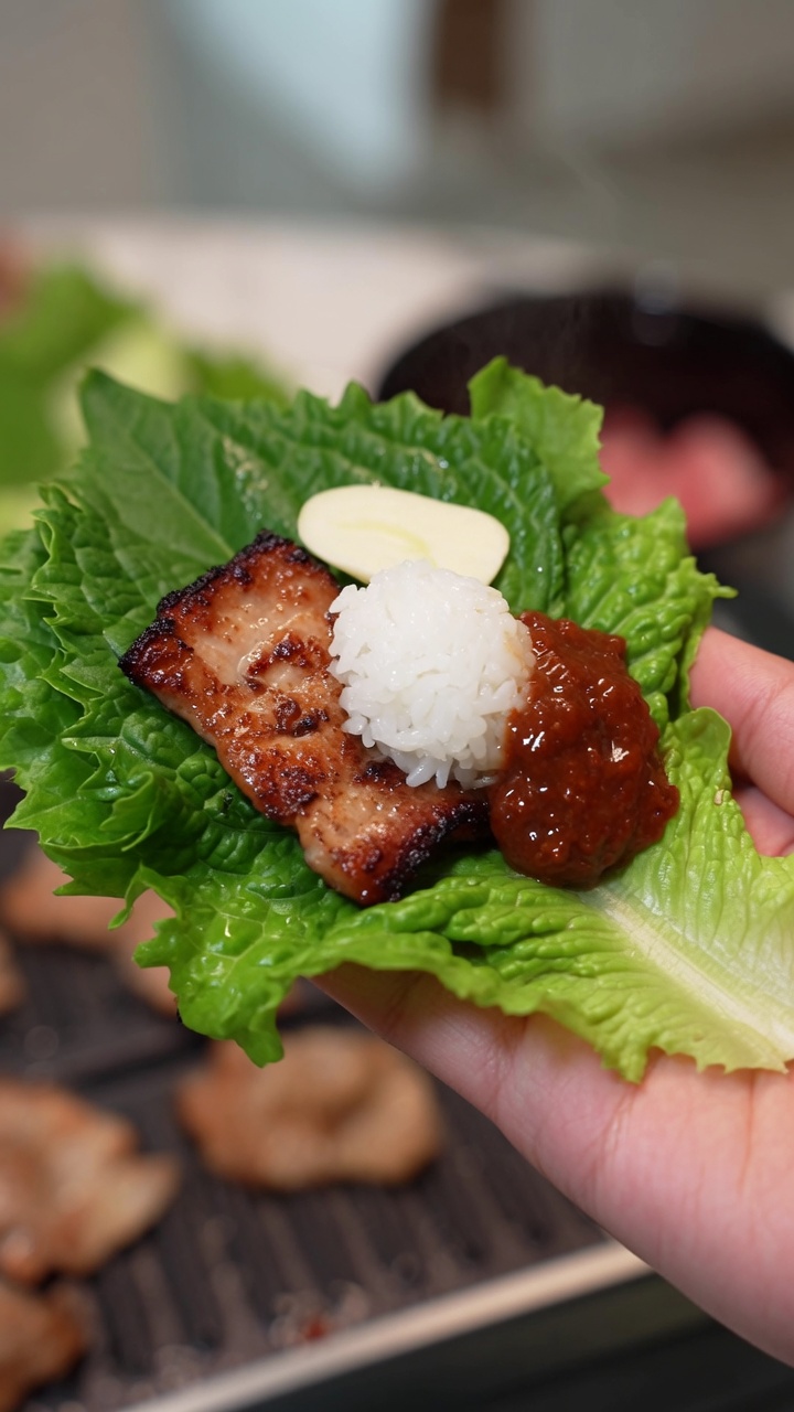 Traditionelle koreanische Schweinebauch-Wraps (Samgyeopsal Ssam)