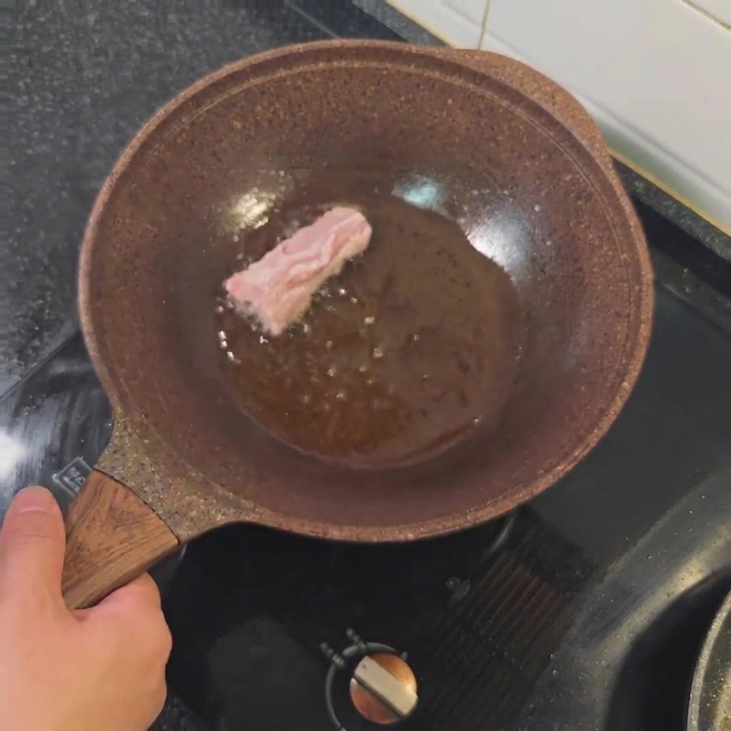 Schweinerippchen braten in heißem Öl goldbraun.