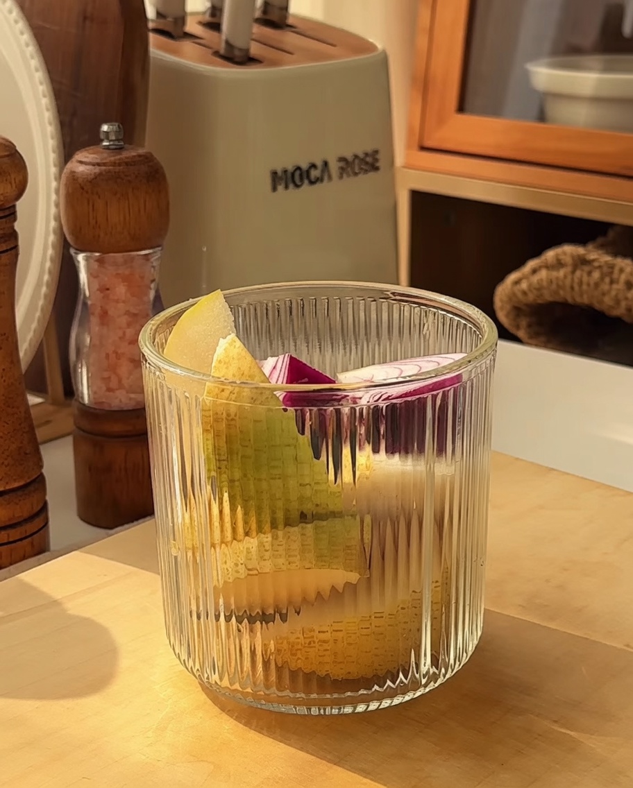 Ein Mixerbehälter gefüllt mit gehackten Äpfeln, Birnen, Zwiebeln und Knoblauch.