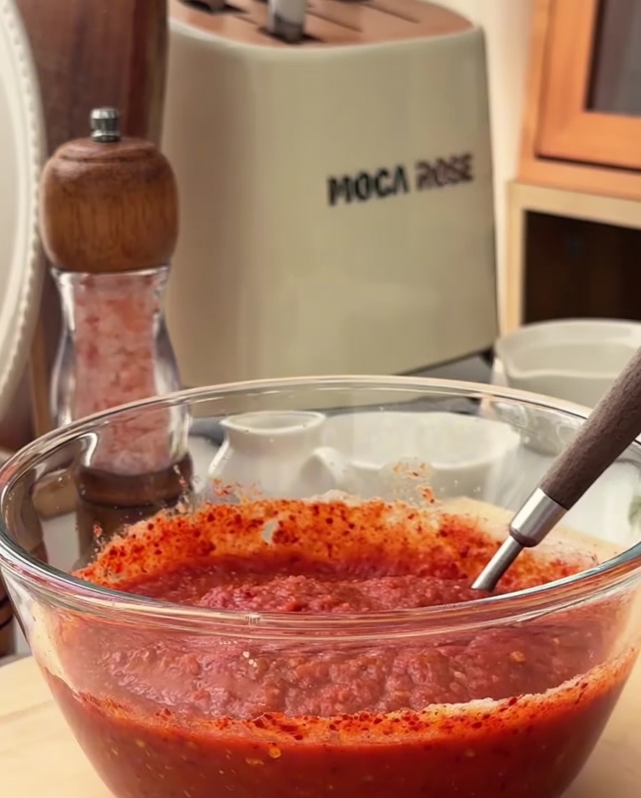 Die würzigen Zutaten der Marinade werden in einer Glasschüssel miteinander verrührt.