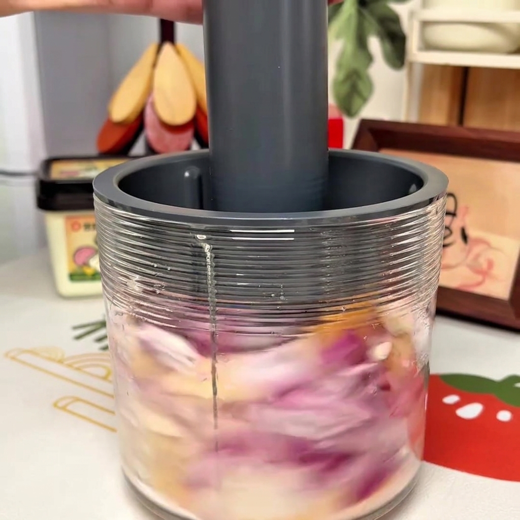 Grob zerkleinerte Mischung aus Apfel, Birne und Zwiebel in einem Standmixer.