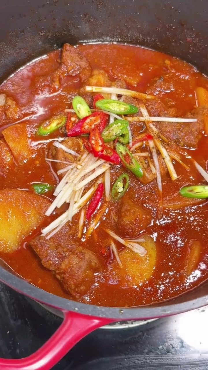 Koreanische scharfe geschmorte Schweinerippchen (Maeun Galbijjim)