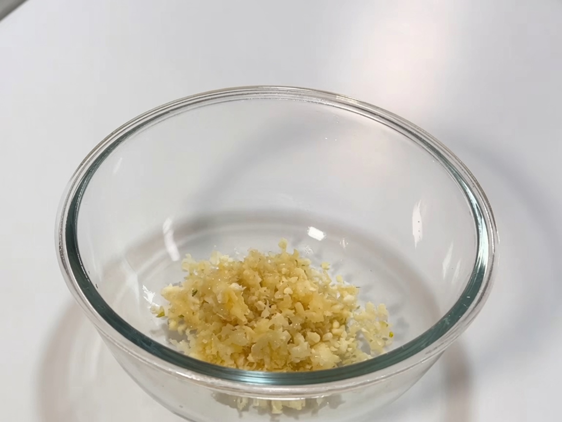 Glasschüssel mit der Mischung aus Chilipaste, Sojasauce und Aromaten für die Schmorsauce.