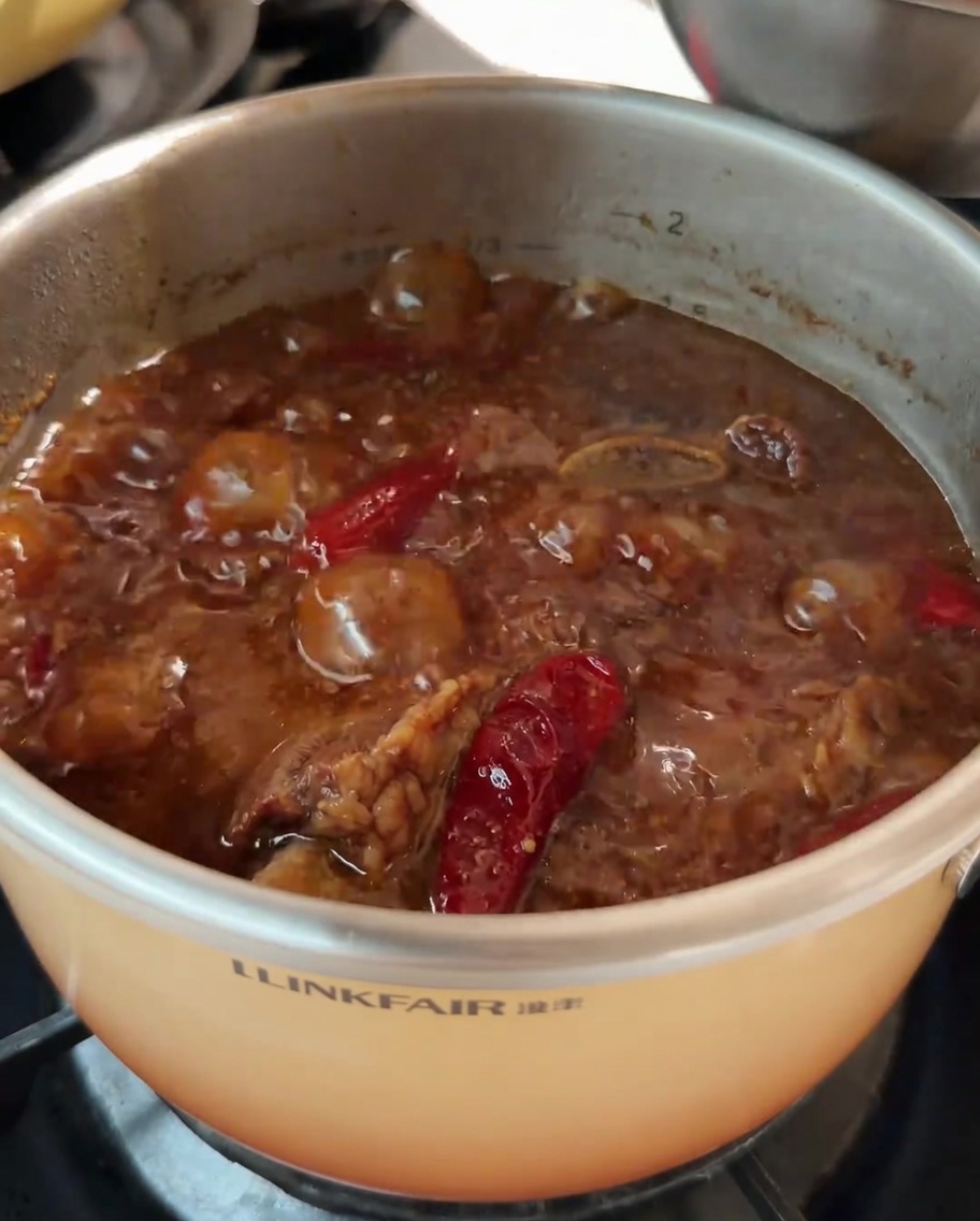 Geschnittene Karotten werden in den Topf mit Rinderrippchensuppe gegeben.