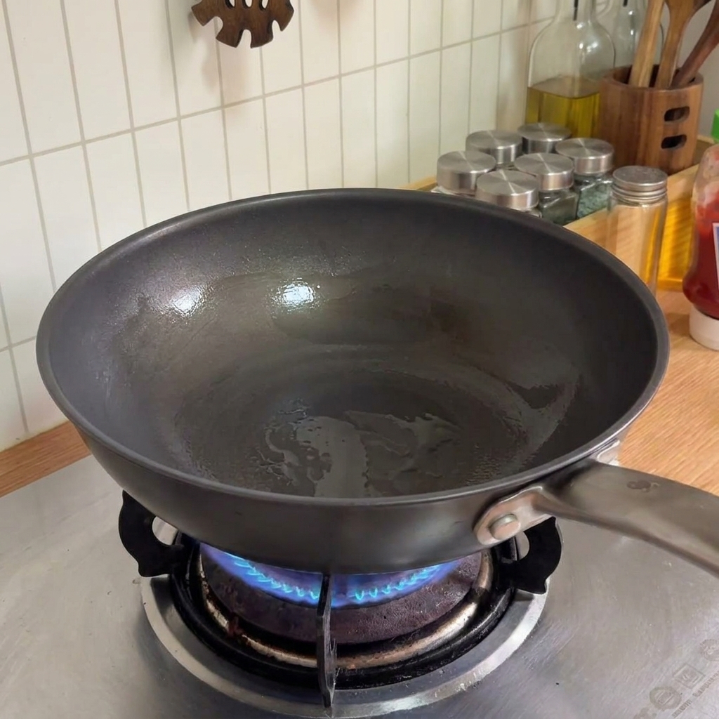 Eine Pfanne auf dem Gasherd mit Öl zum Anbraten von Gemüse.