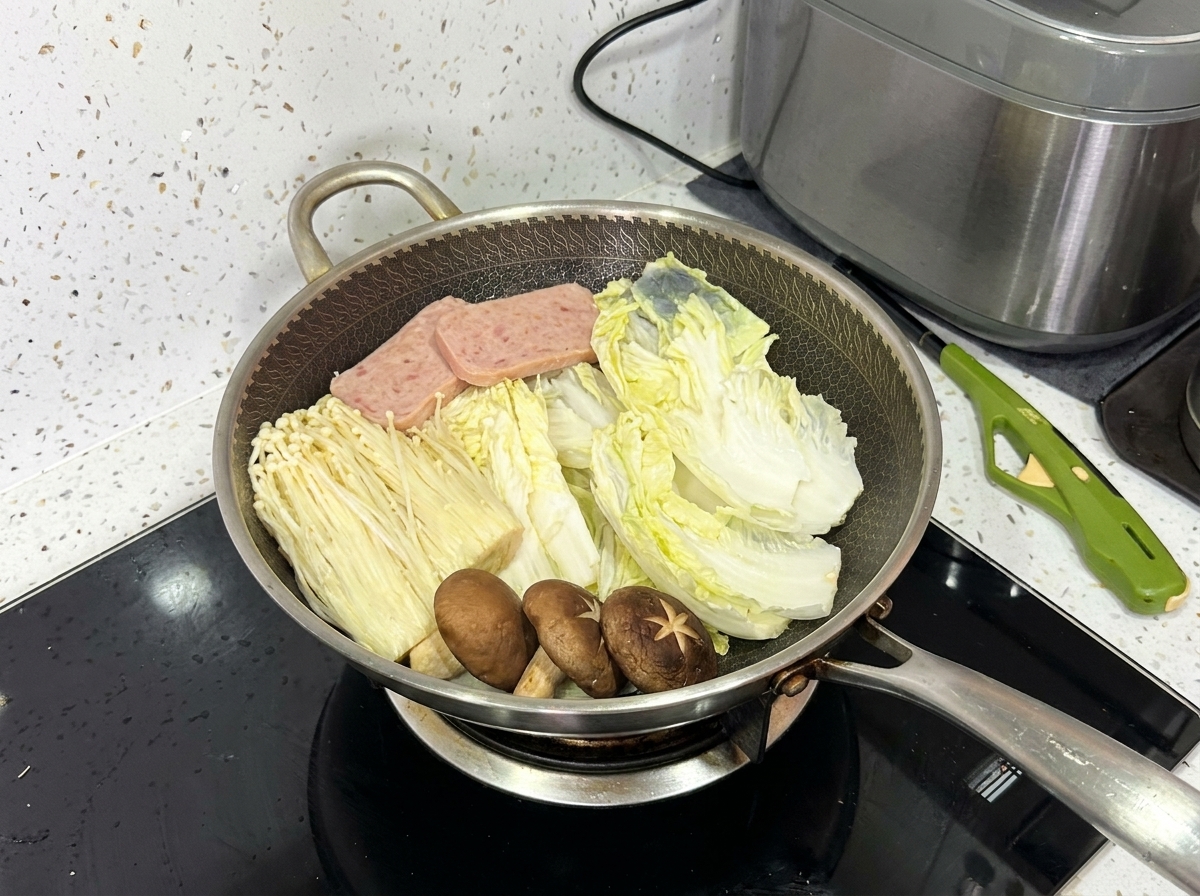 Ein vollstaendig angerichteter Wok mit Chinakohl, Enoki-Pilzen, Shiitake-Pilzen, Fleischangebot und Schweinescheiben.