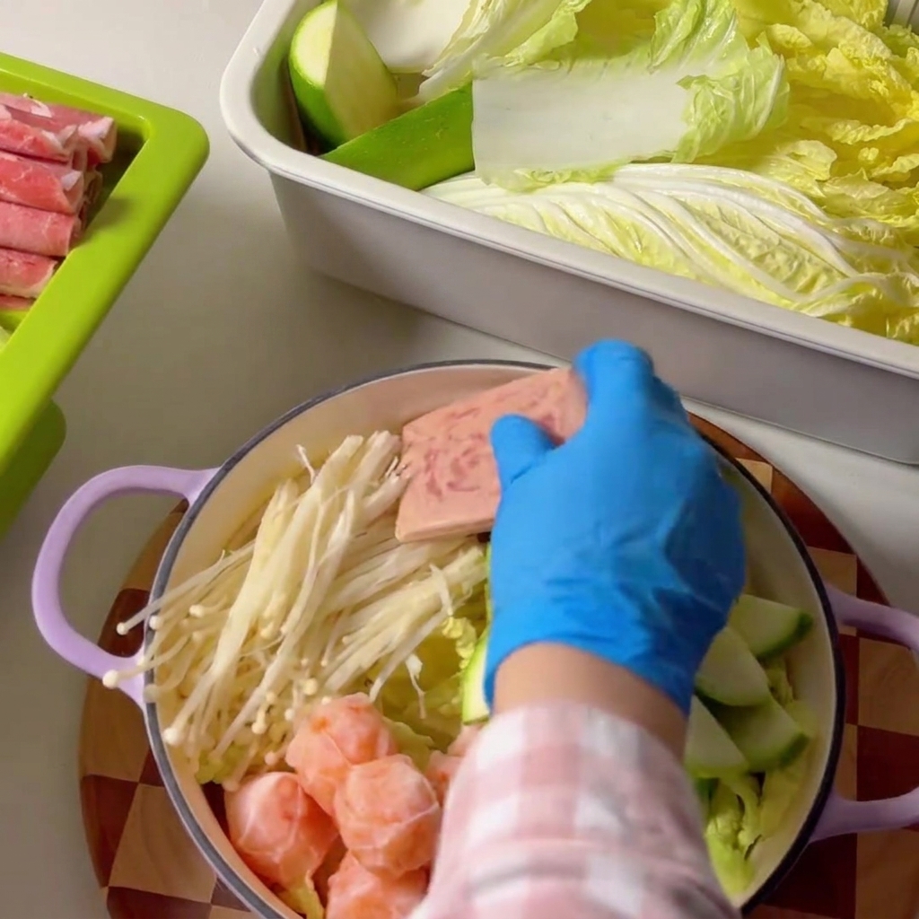 Scheiben von Frühstücksfleisch werden im Kochtopf angerichtet.