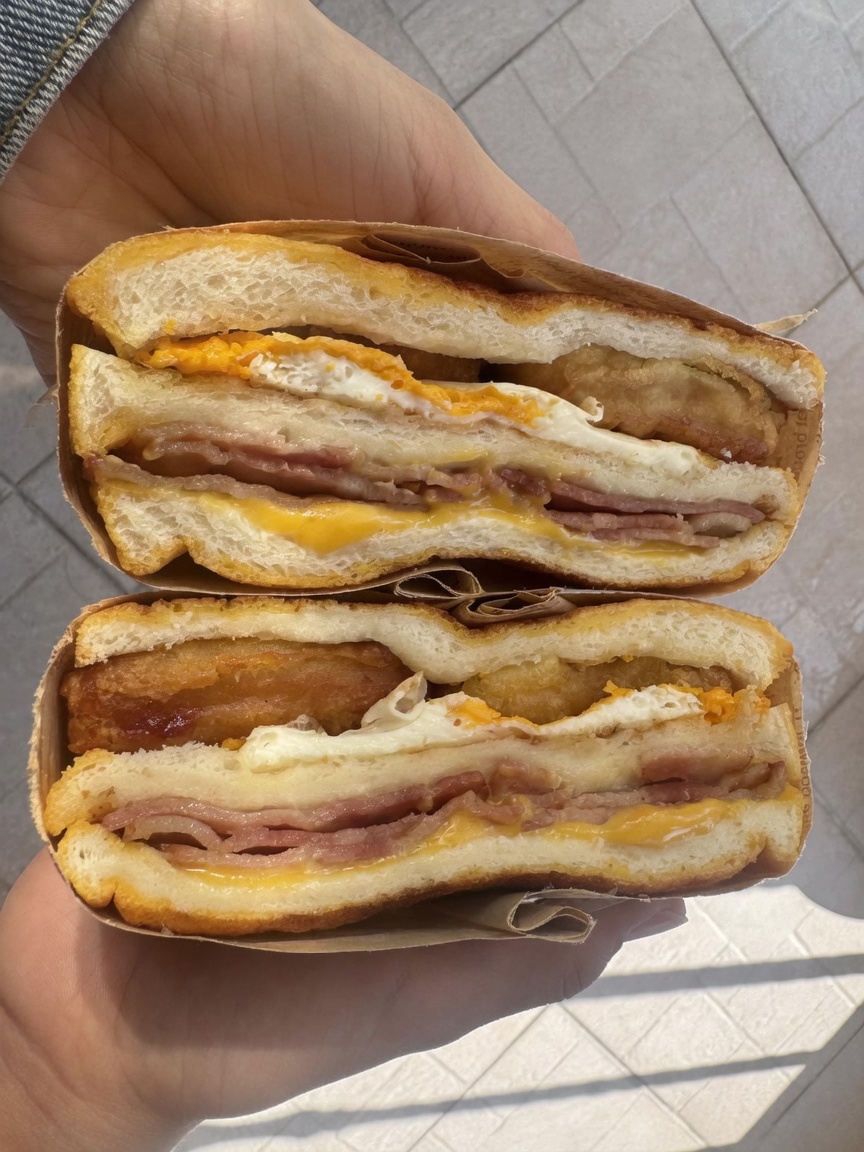 In der Heißluftfritteuse zubereitetes Hähnchen-Nugget-, Speck- und Eiersandwich