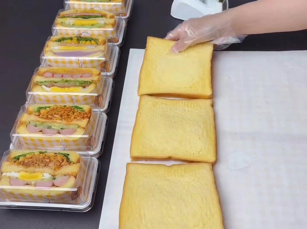 Drei Scheiben Kürbis-Toastbrot nebeneinander, auf die gerade frisch süßes Salatdressing gedrückt wurde.