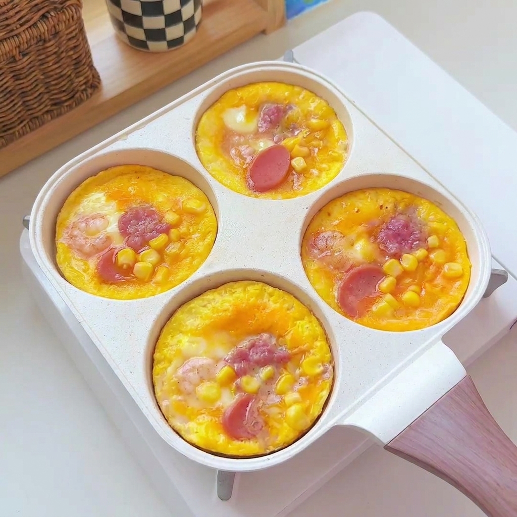 Runde, gekochte Eierpatties werden von der Pfanne auf einen weißen Servierteller umgelegt.
