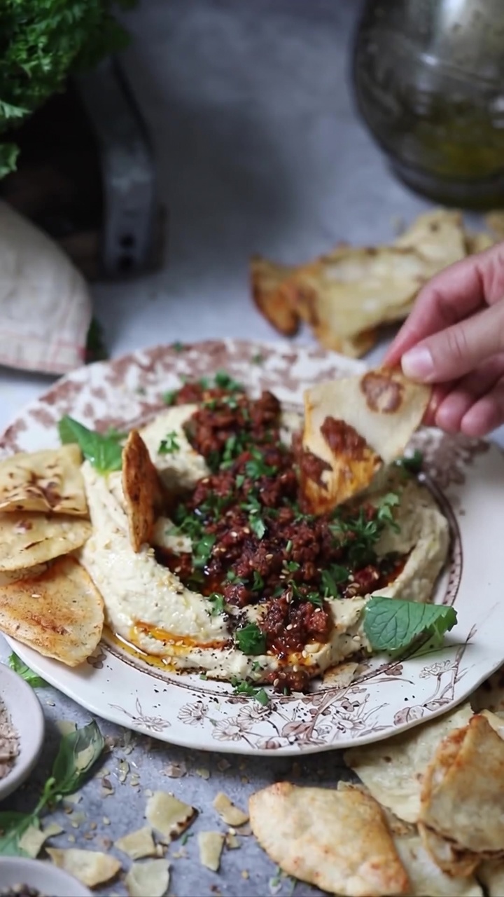 Hummus mit würzigem Rinderhackfleisch und hausgemachten Tortilla-Chips