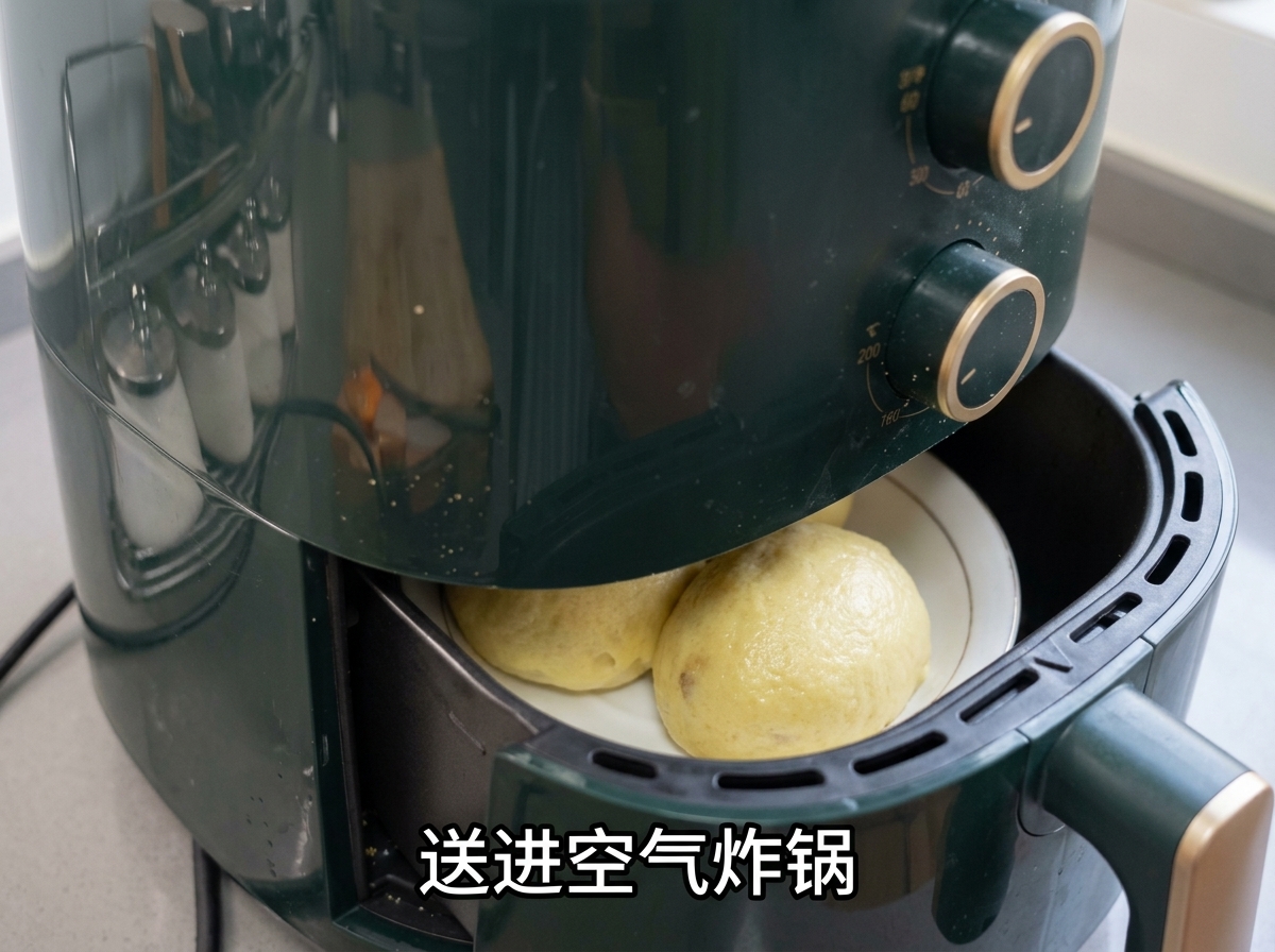 Ein Airfryer-Korb gefüllt mit geölten Kartoffeln wird in eine grüne Heißluftfritteuse geschoben.