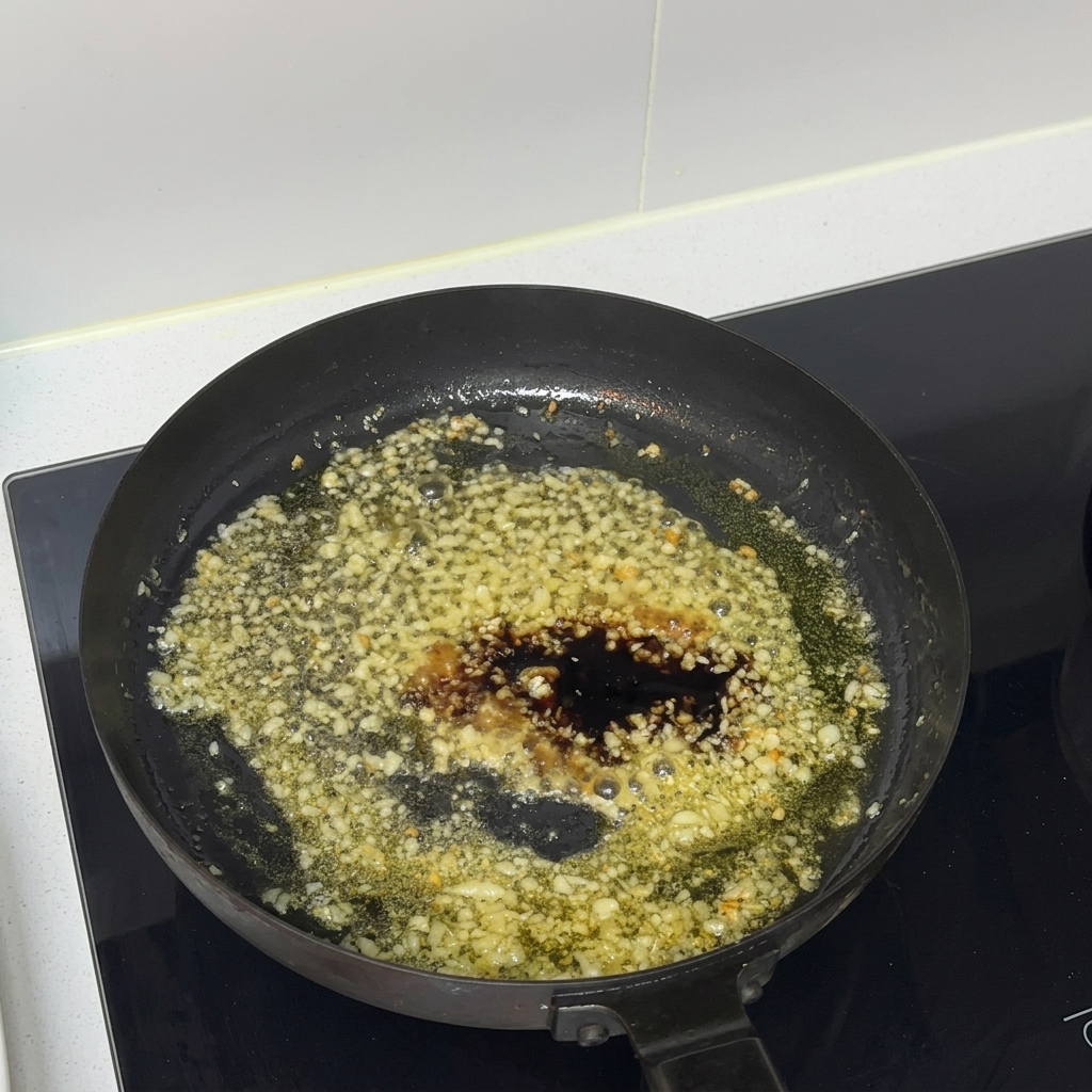 Austernsauce wird zur Saucenmischung in einer Bratpfanne gegeben.