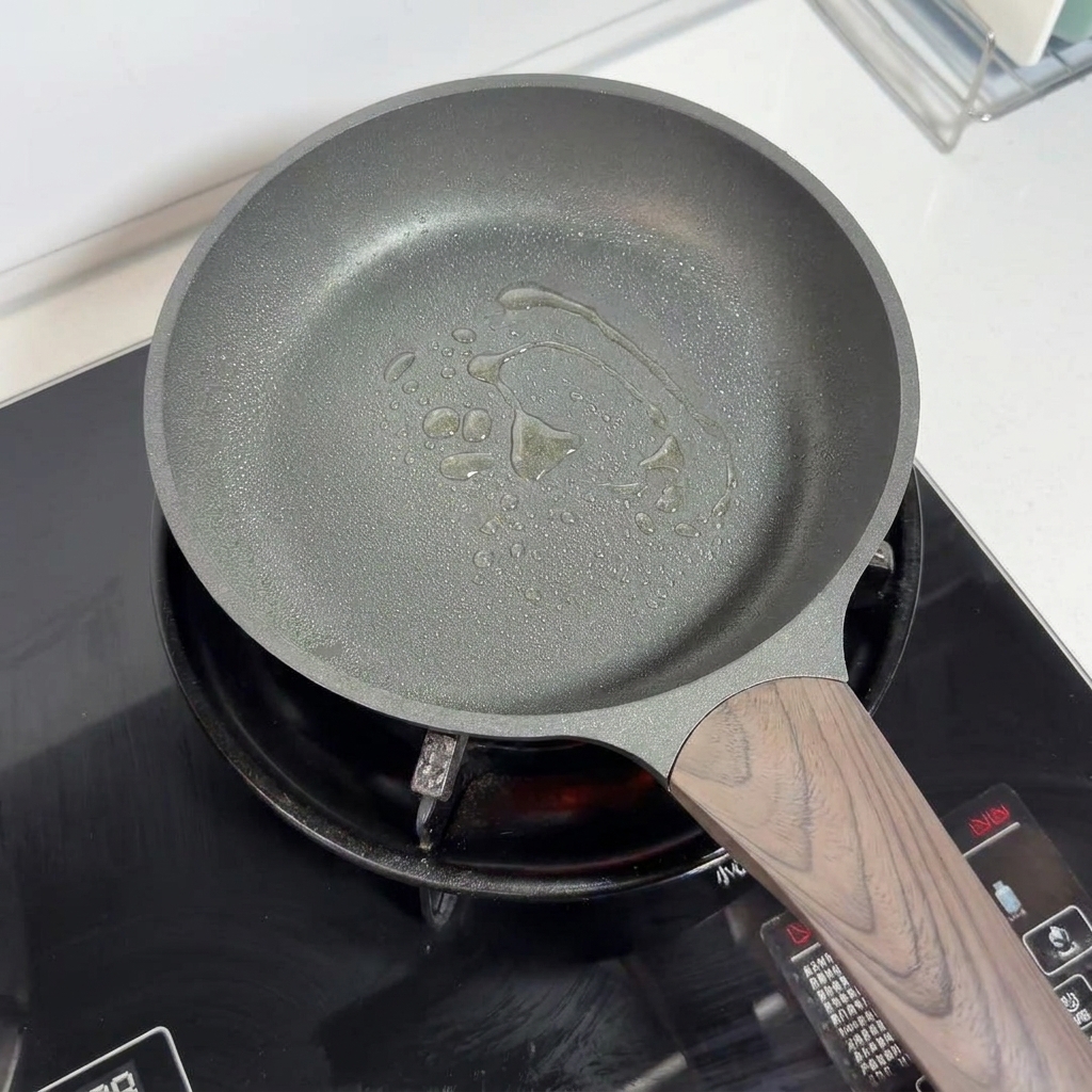 Eine Antihaft-Pfanne mit Öl am Boden, bereit zum Kochen.