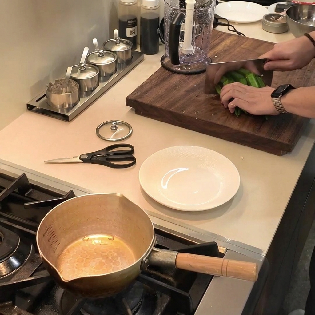 Frischer grüner Okra wird mit einem Beil auf einem Holzschneidebrett in kleine Stücke gehackt.