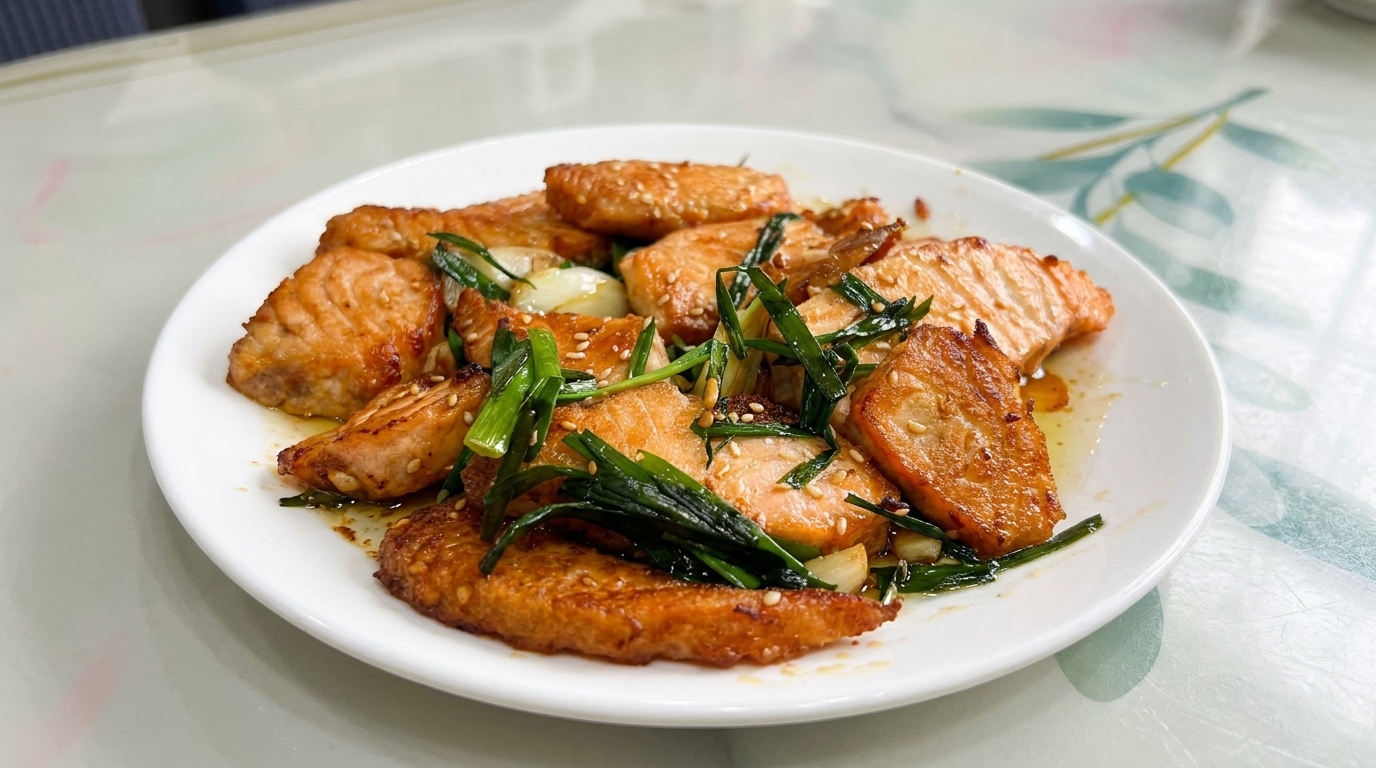 Knuspriger Pfannen-Lachs mit Sojasauce und Frühlingszwiebeln