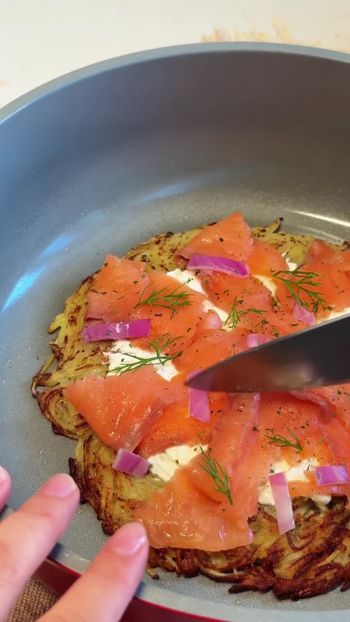 Knusprige Kartoffel-Lachs-Pizza