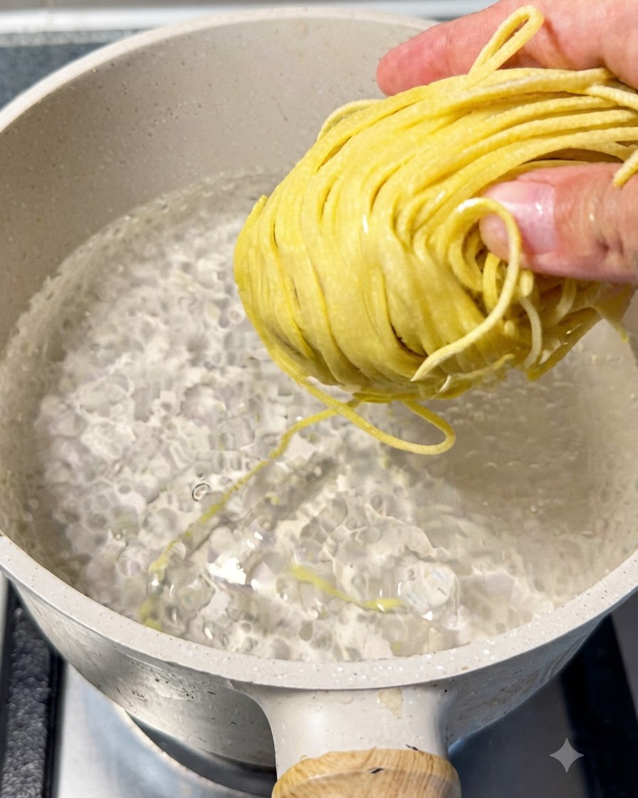 Ramen-Nudeln kochen in einem Topf mit Wasser und werden mit Stäbchen hochgehoben, um den Garzustand zu prüfen.