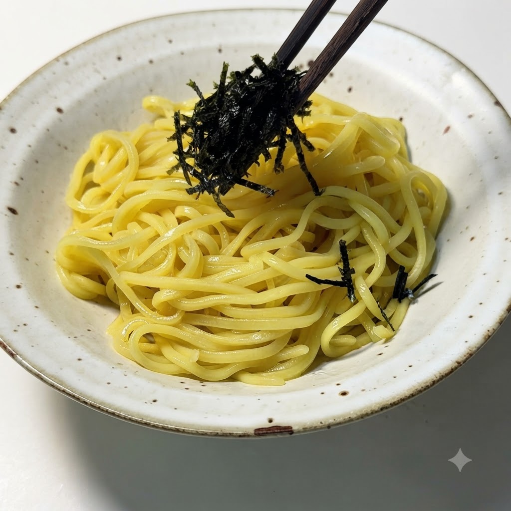 Zerkleinerte Algen werden mit Stäbchen auf Ramen-Nudeln gelegt.