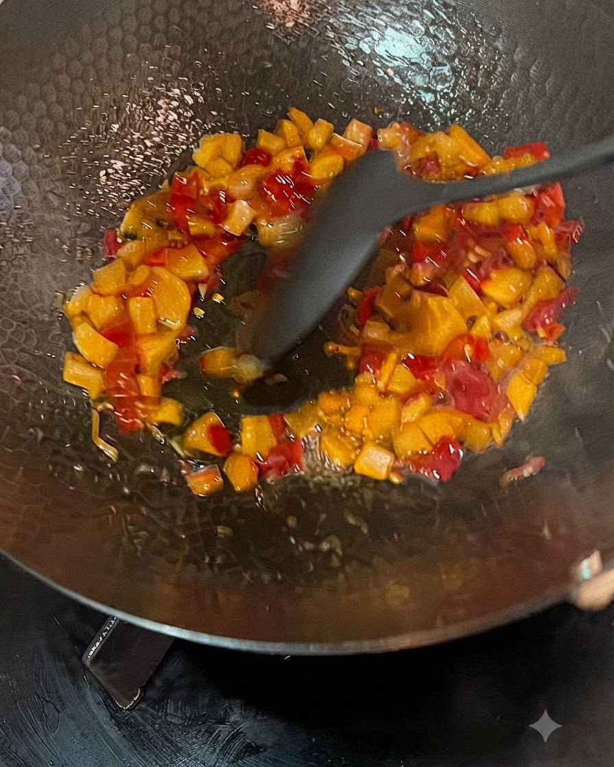 Brühe wird aus einer Kanne in einen Wok mit angebratenem eingelegtem Rettich und Chilis gegossen.