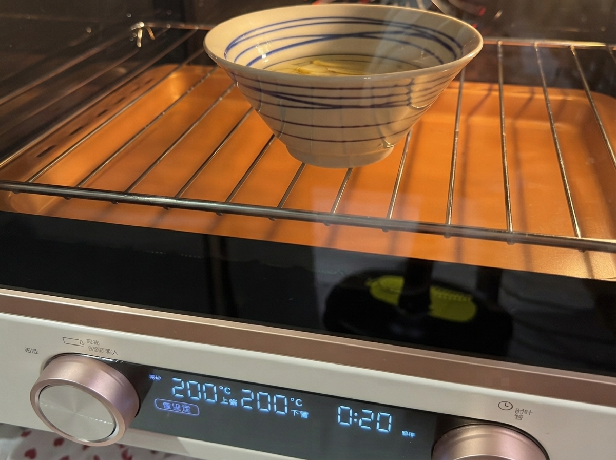 Knoblauch in Öl in einer Schüssel im Toaster oder Ofen schneiden.