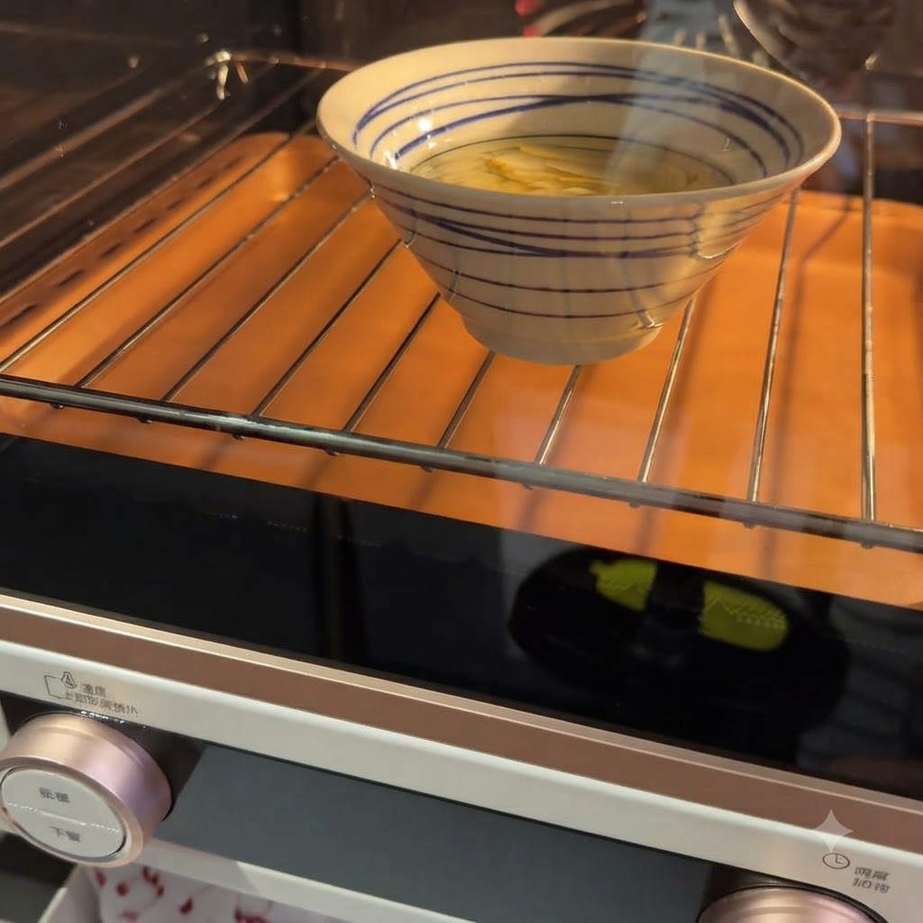 Dünn geschnittene weiße Zwiebeln in einer gemusterten Schüssel mit Salz gewürzt.