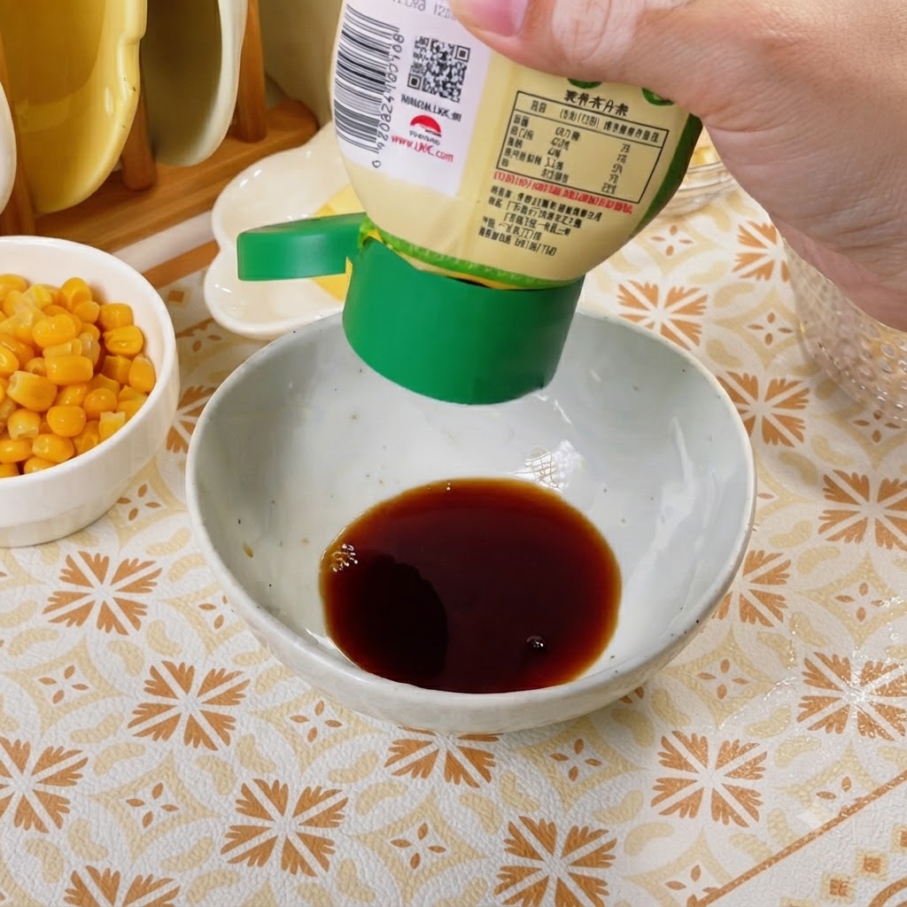 Weiße Schüssel mit dunklen Saucenzutaten, die mit einem Löffel verrührt werden.