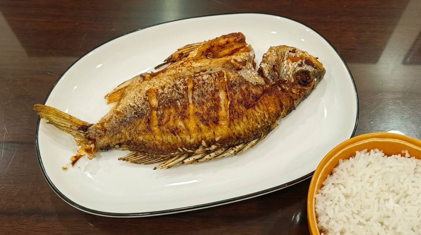 Klassischer, in der Pfanne gebratener Gelbschwanz-Schnapper mit Reis