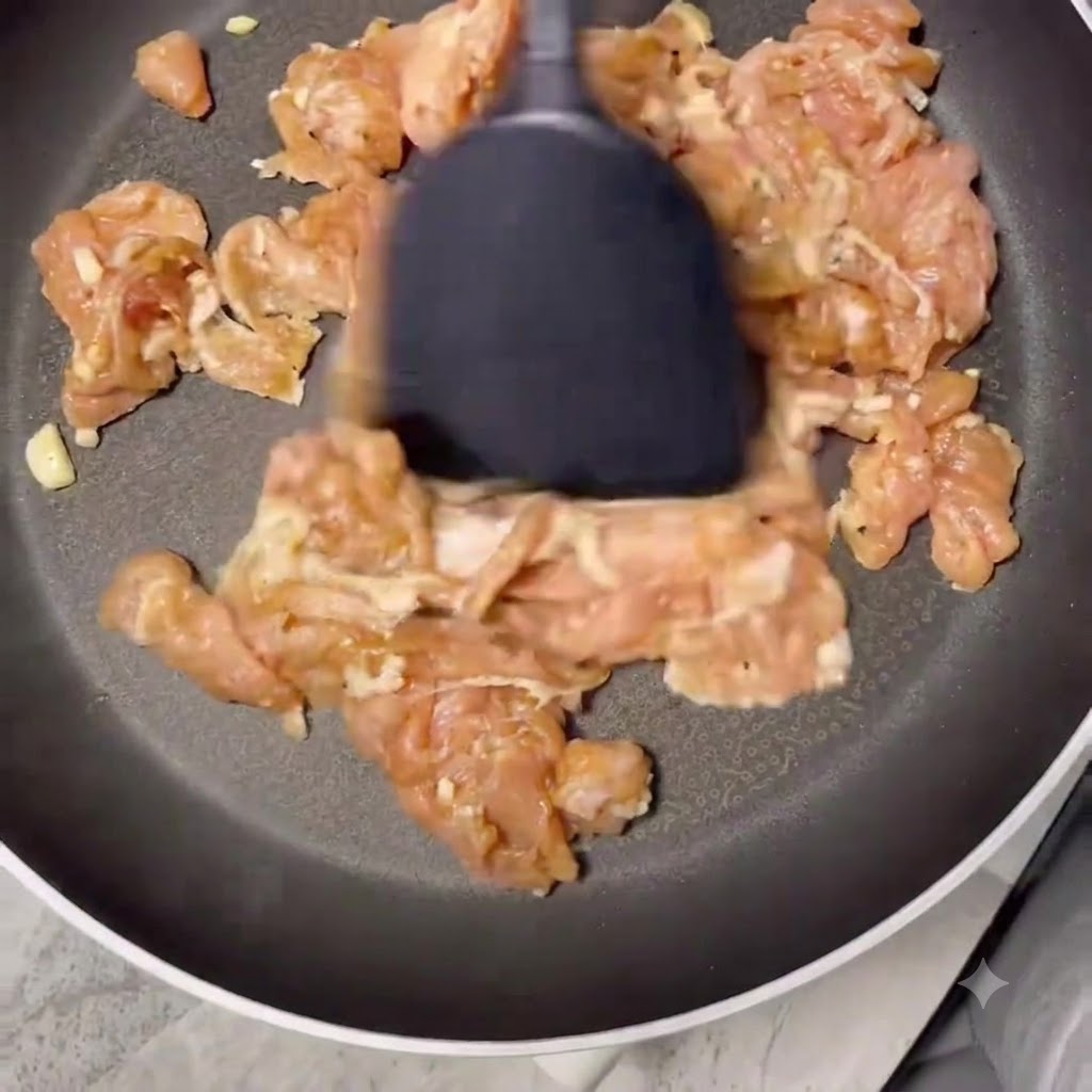 Schweinefleischscheiben braten in einer trockenen Pfanne an, bis sie gebräunt und trocken sind.