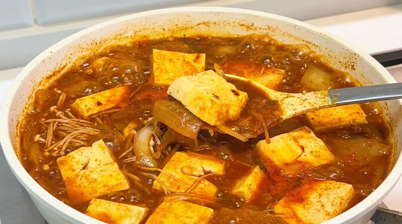 Einfache Koreanische Kimchi-Tofu-Suppe (Kimchi Jjigae)