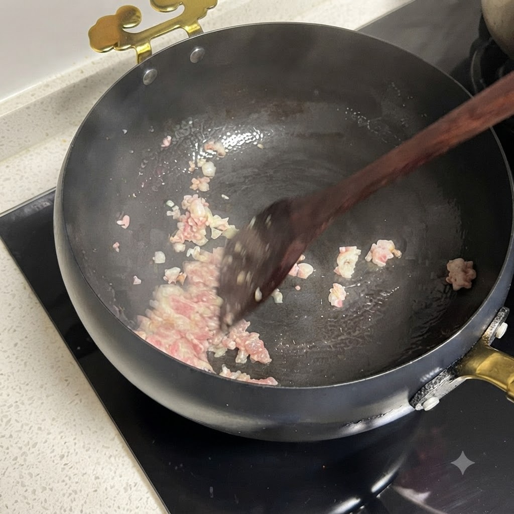 Gewürfelte rote Zwiebeln und gehackte Tomaten kochen zusammen in einer Pfanne.