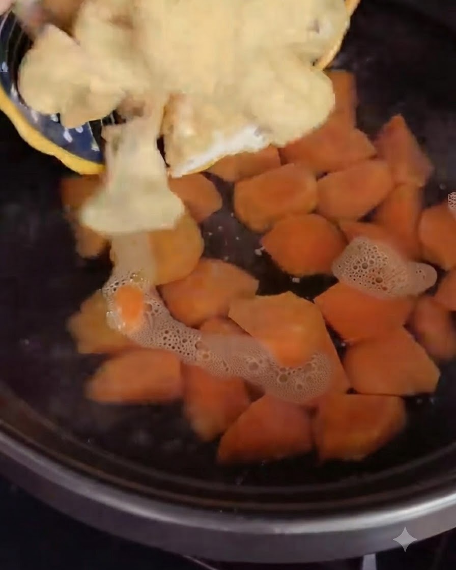 Frittierte Tofubällchen werden in den Kochtopf gegeben.