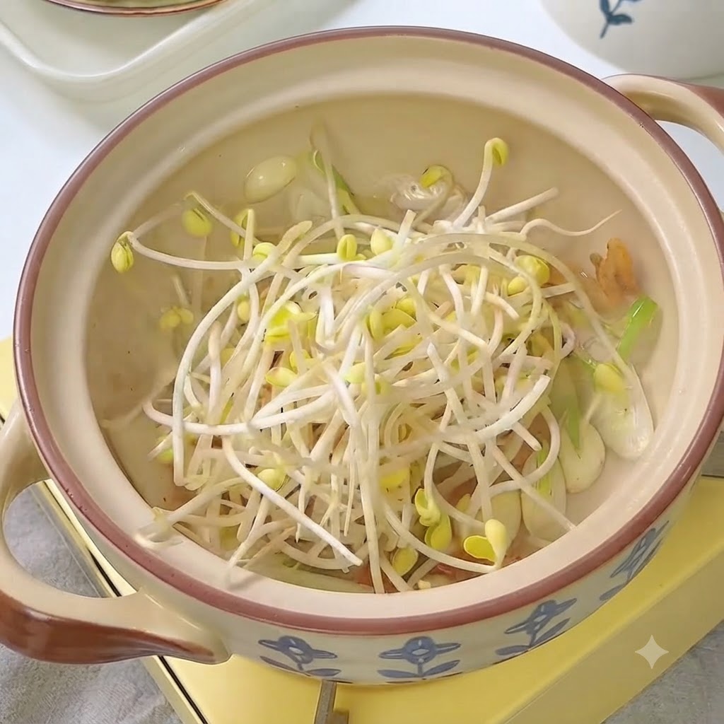 Frische Sprossen im Topf mit Kimchi und Aromaten.