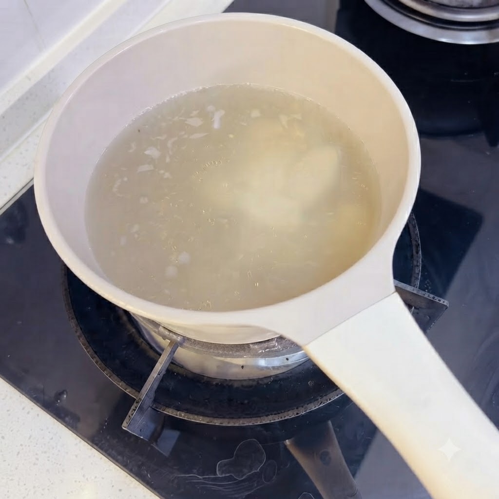 Gehackter Knoblauch wird mit einem Holzlöffel in den Suppentopf gerührt.